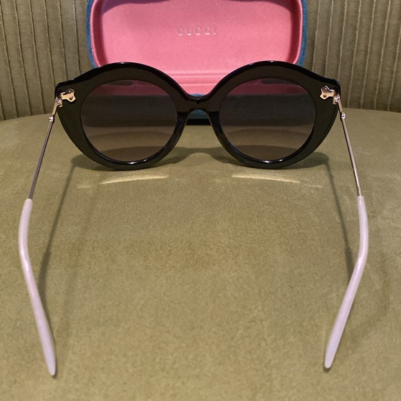 Gucci Cat Eye Sunglasses w / swarovski crystals - Picture 4 of 5
